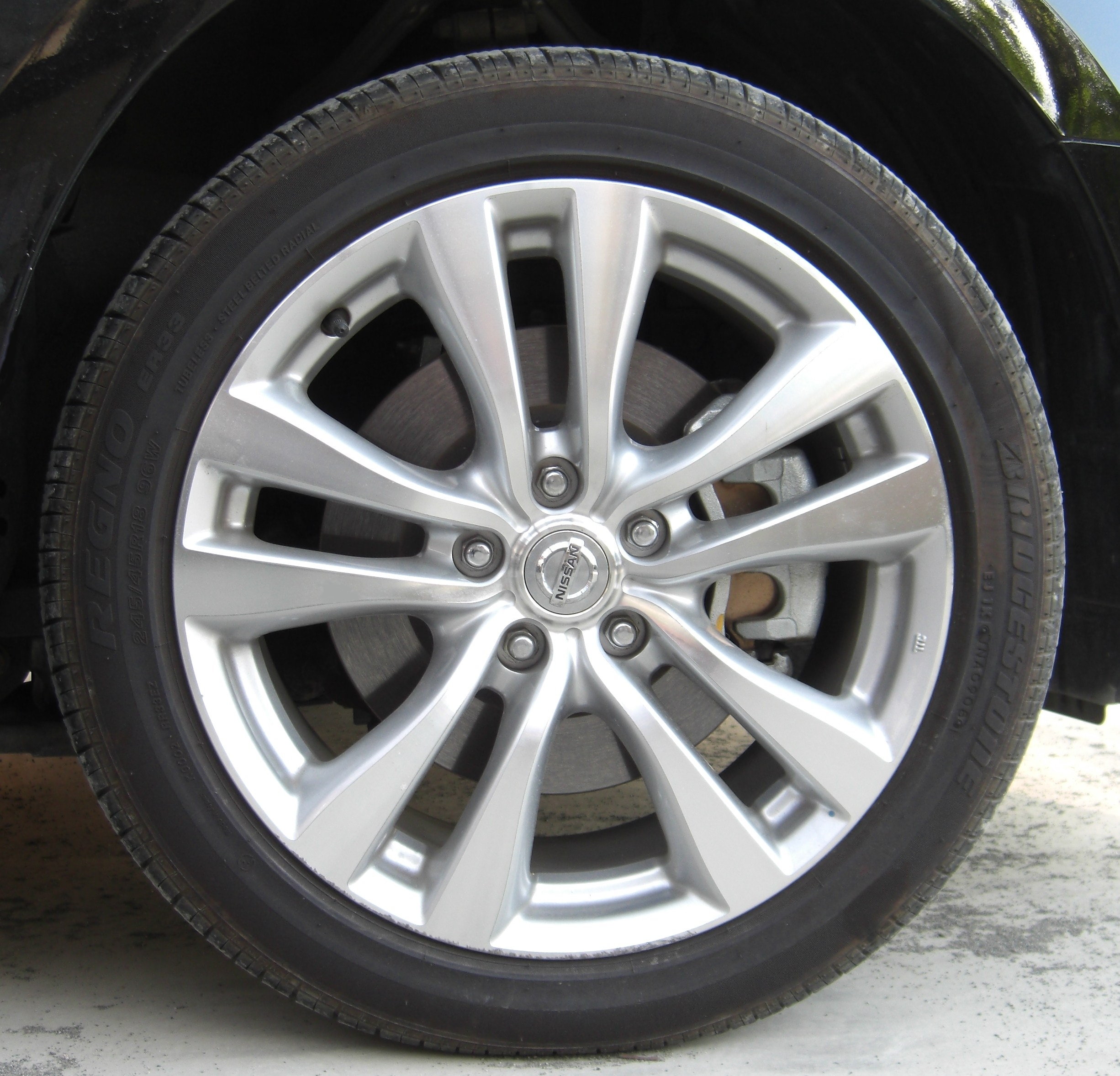 Front_tire_and_wheel_of_NISSAN_FUGA.jpg